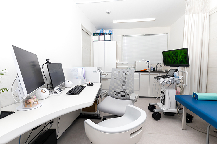 山科駅前おかだクリニック 京都市山科区 清潔感あふれる診察室。患者とのふれあいを大切にしている