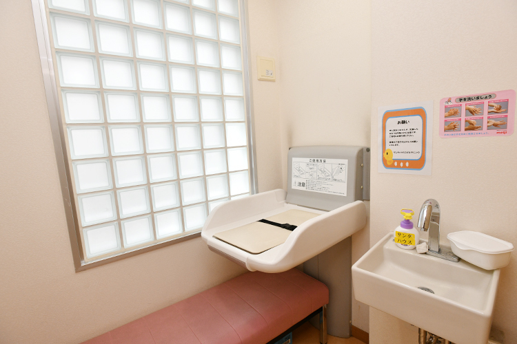 サンタハウスこどもクリニック 品川区 個室の授乳室を備える