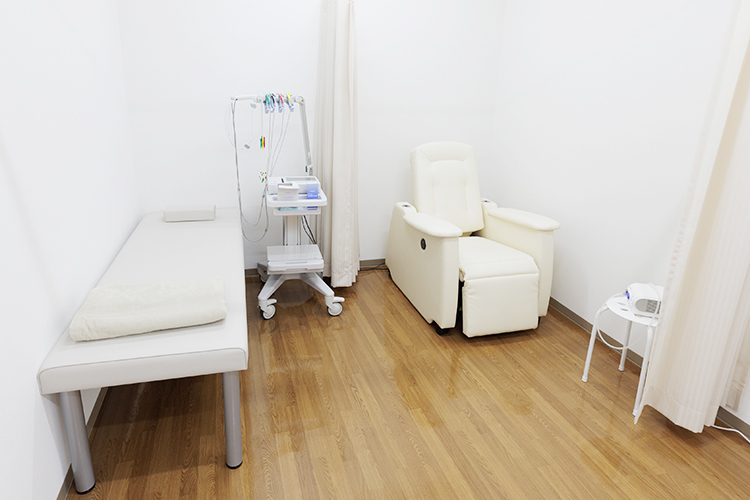 よこはま内科・呼吸器クリニック 横浜市中区 エコー検査装置や心電図検査装置など設備も充実している