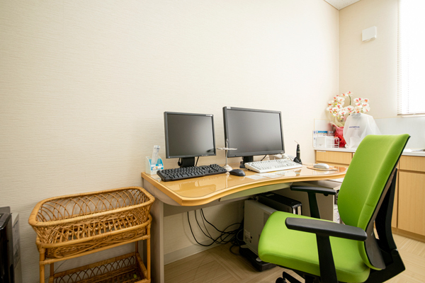 たかおか小児科 松山市 待ち時間の軽減のため診察室は2部屋設けている