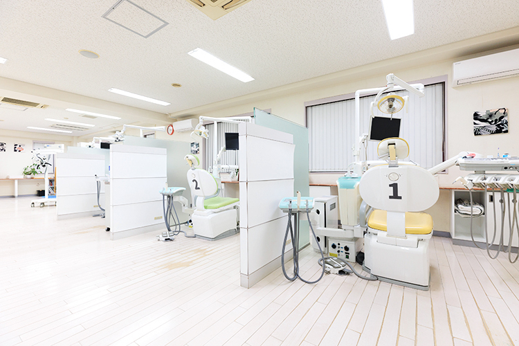 メイ・ロイヤル歯科医院 町田市 ユニット間も広く、周囲も気にならない明るい診察室			