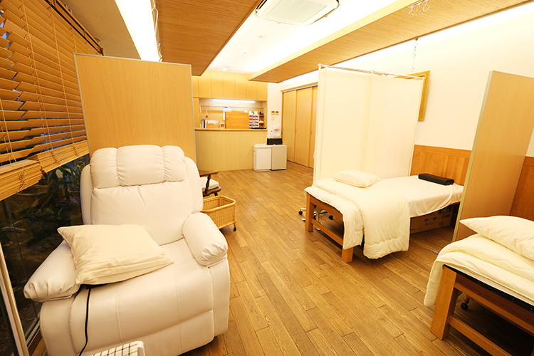 さわクリニック 大阪市阿倍野区 草木を感じながら治療を受けられるので心安らぐ