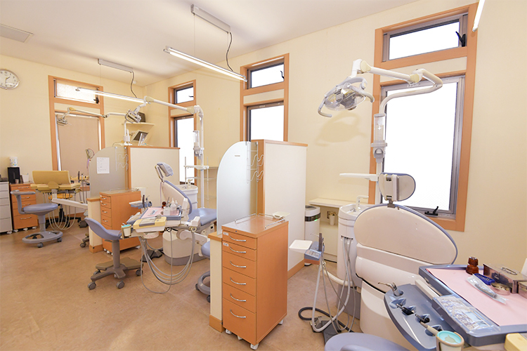 岡本歯科医院 宇治市 丁寧に問診を行い、患者一人ひとりに寄り添った治療を心がける