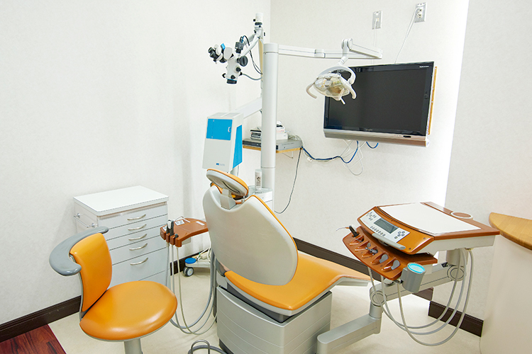 東歯科医院 霧島市 白を基調とし、清潔感にあふれた診察室