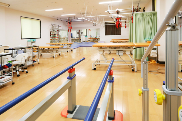 整形外科　尾形クリニック 松山市 広々としたリハビリテーション室。設備も充実している