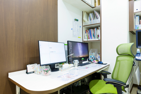 おうじ内科・糖尿病クリニック 中野区 落ち着いた色合いの診察室