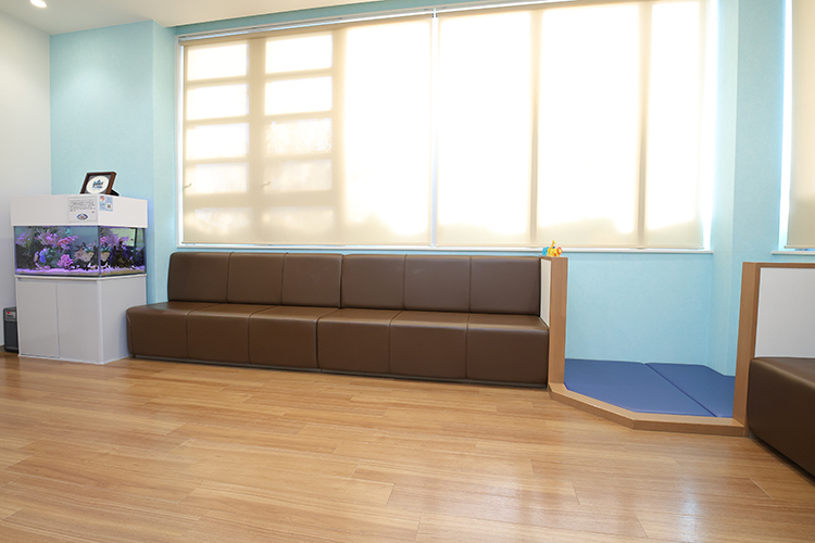 ぺんぎんキッズクリニック 大阪狭山市 やわらかな日が差し込み明るい待合スペース