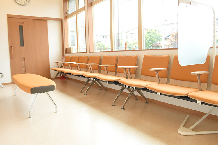 川口クリニック 生駒市 明るい日差しがさんさんと入り、居心地の良い待合室