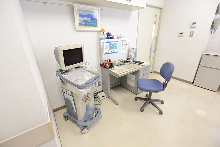 かまとり武田肛門科 千葉市緑区 診察室。院長が丁寧に診療をしてくれる