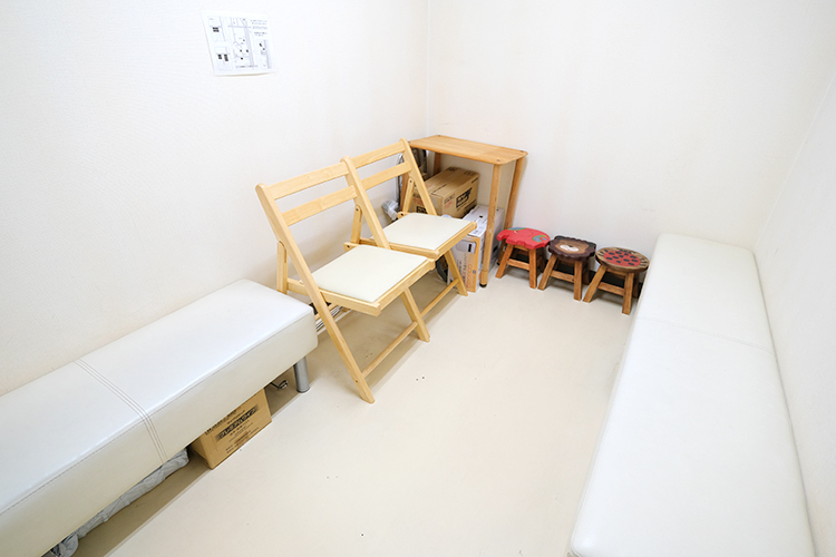 よしおかこどもクリニック 京都市西京区 待合室から中待合室、診察室へと続く一方通行の動線を採用