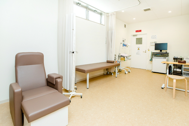 かたやま内科クリニック 大東市 広々とした処置室。健康診断や各種ワクチン接種にも対応している
