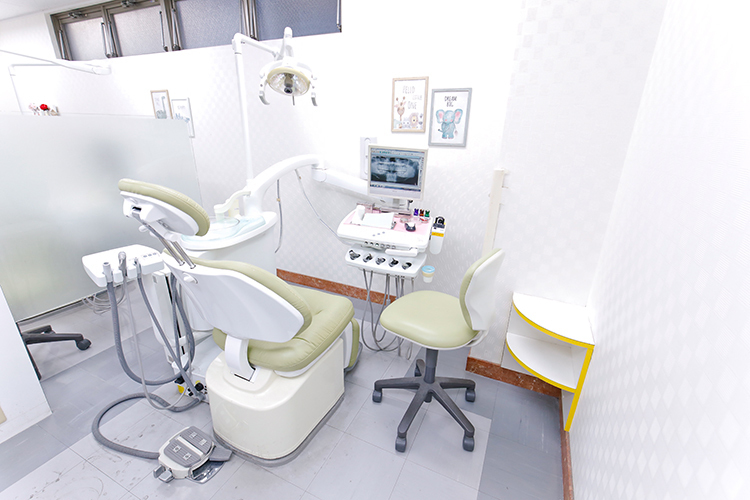 メイ・ロイヤル矢向歯科医院 横浜市鶴見区 パーティションで仕切られた診療室のほか、個室もある