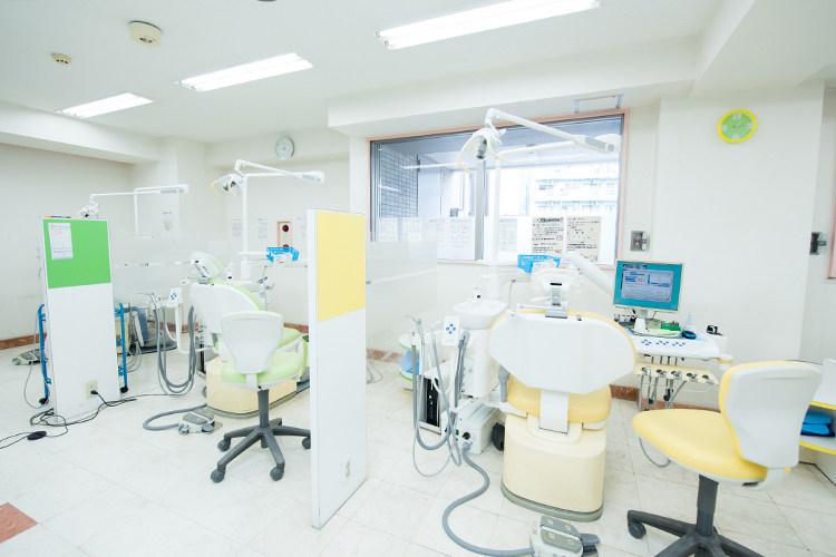 こぶち歯科医院 相模原市南区 ユニット間も広く、リラックスできる空間					