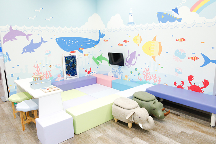 KENカルディオクリニック柏 柏市 待合室の一角にはキッズスペースを備える