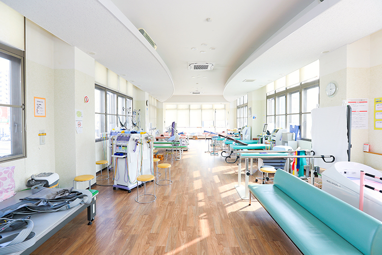 かがみ整形外科・外科　 名古屋市天白区 広々としたリハビリテーション室。光が差し込み気分が明るくなる