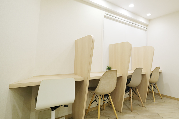 五反田駅前メンタルクリニック 品川区 待合室の椅子には、仕切りのついた椅子も設置