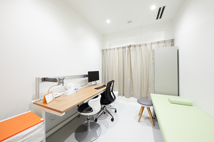 MY内科クリニックせんげん台 越谷市 診察室では、丁寧な診察を心がけている