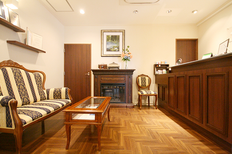 ふれあいの丘デンタルクリニック　秋庭矯正歯科 横浜市都筑区 ブラウンを基調とした高級感のある待合室