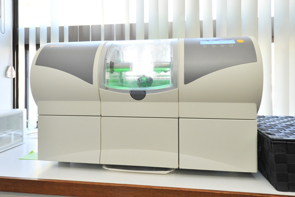スギヤマ歯科 春日井市 補綴物の作製が最短1日で完結する装置でセラミック治療も提供