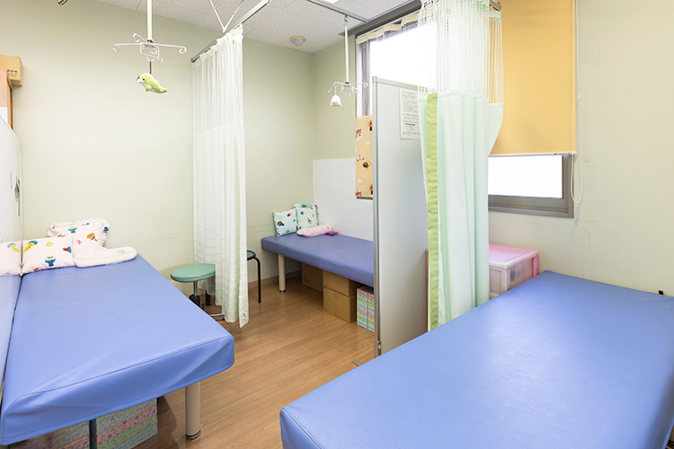 おざきこどもクリニック 観音寺市 清潔感のある空間で、丁寧な処置を実施