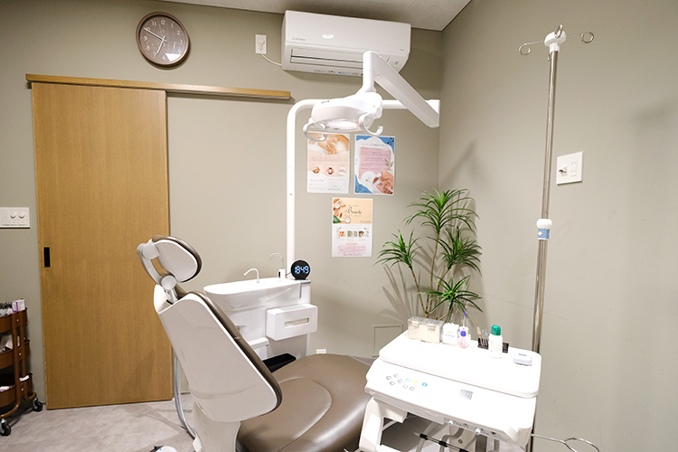 鶴瀬ヒロデンタルクリニック 富士見市 診察室は、半個室にすることでプライバシーにも配慮