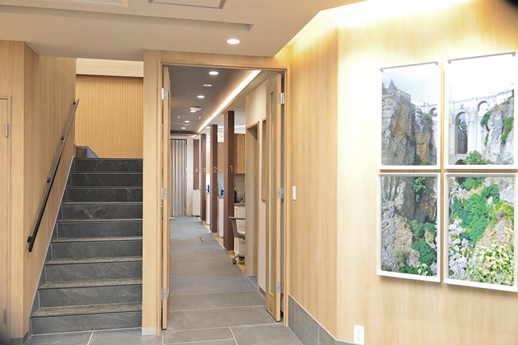 斉田歯科医院 所沢市 木目調で落ち着いた雰囲気の院内