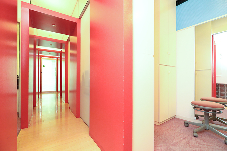 たまきクリニック 目黒区 スタイリッシュだがどこか心落ち着く雰囲気の院内