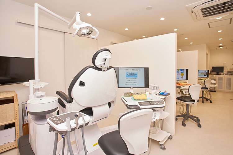 堀川歯科クリニック 京都市上京区 チェアは個室が2部屋、仕切りで目隠しされた半個室が3つある