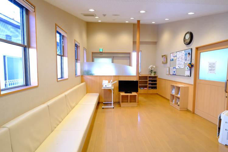 市川歯科 四日市市 広く清潔感がありテレビも見られる待合室