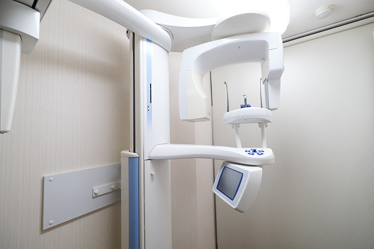 安藤歯科クリニック 中野区 機器を用いて精密な検査を行う