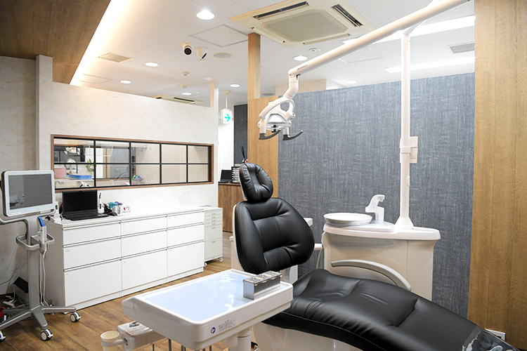 池袋歯科・矯正歯科 豊島区 ガラス張りの消毒室で、院内全体の安全管理も徹底