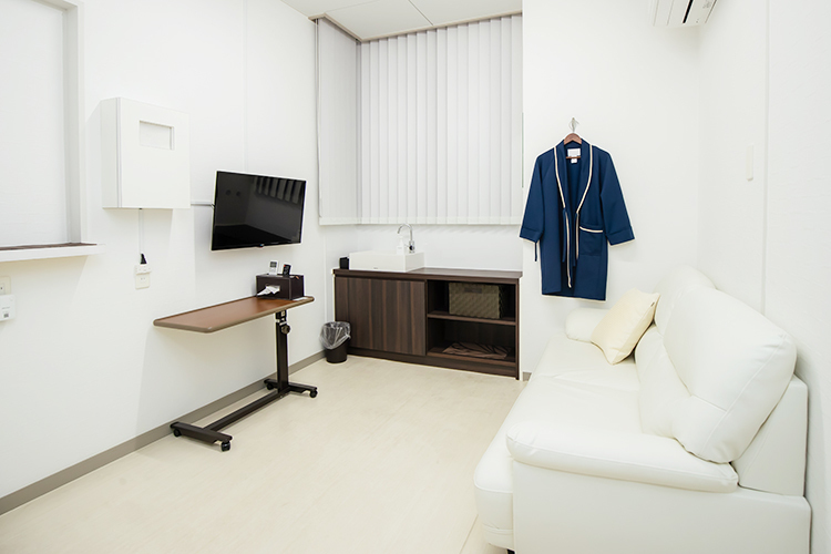 つるどめクリニック 鹿児島市 トイレつきの個室を完備。気軽に検査を受けやすい環境