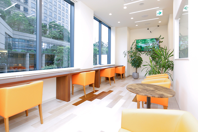 クリニック東京虎ノ門COR 港区 美しい街を眺めながら待つことができる