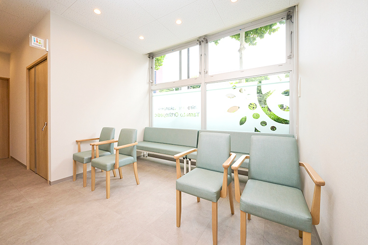 白金高輪やまと整形外科 港区 大きな窓からは、温かい光が差し込む