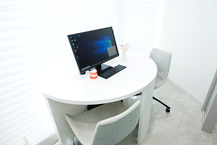 リノデンタルオフィス福井 福井市 カウンセリングルーム。治療開始前には、丁寧なヒアリングを実施