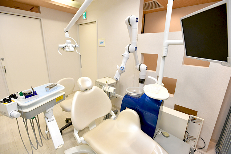 佐々木歯科・口腔顎顔面ケアクリニックMAKUHARI 千葉市美浜区 患者の話をよく聞き、治療計画など丁寧に説明にしてくれる