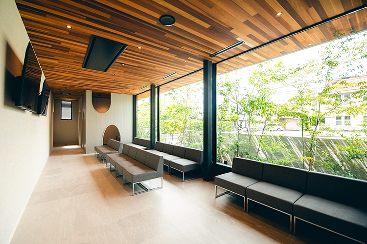 おかざき皮膚科クリニック 松山市 明るく開放感のある院内。キッズスペースも完備