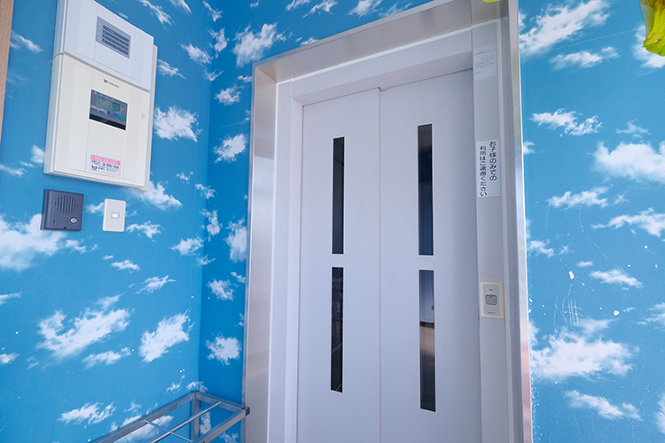 たなか小児科・アレルギー科 神戸市西区 ベビーカーを利用する人も通いやすいようエレベーターを完備