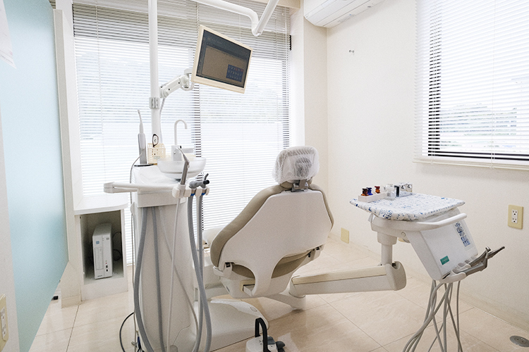 宮尾歯科医院 横浜市戸塚区 診療室は白が基調になっており、明るく清潔感がある