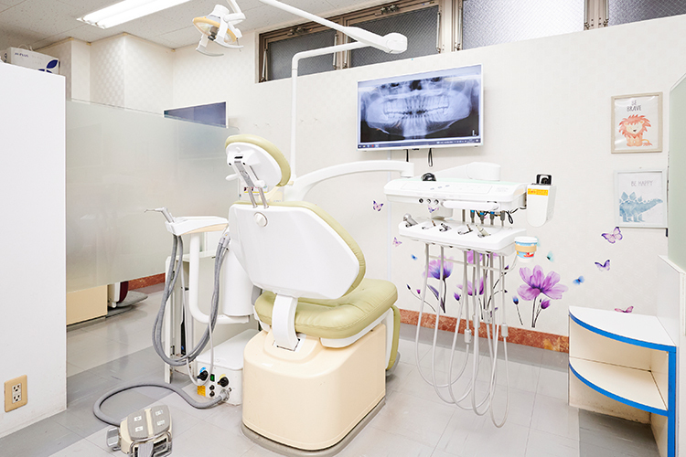 メイ・ロイヤル矢向歯科医院 横浜市鶴見区 パーティションで仕切られた診療室のほか、個室もある