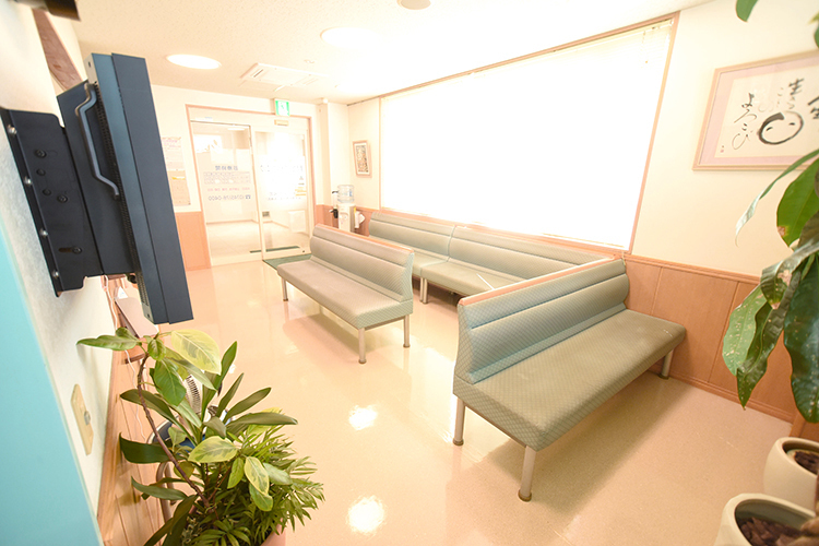 まえだ泌尿器科クリニック 香芝市 待合室は採光抜群、明るくゆったりしたスペース