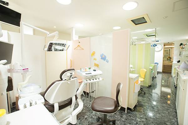すぎもと歯科クリニック 練馬区 各ユニットは個室で、プライバシーが守られゆったりと過ごせる