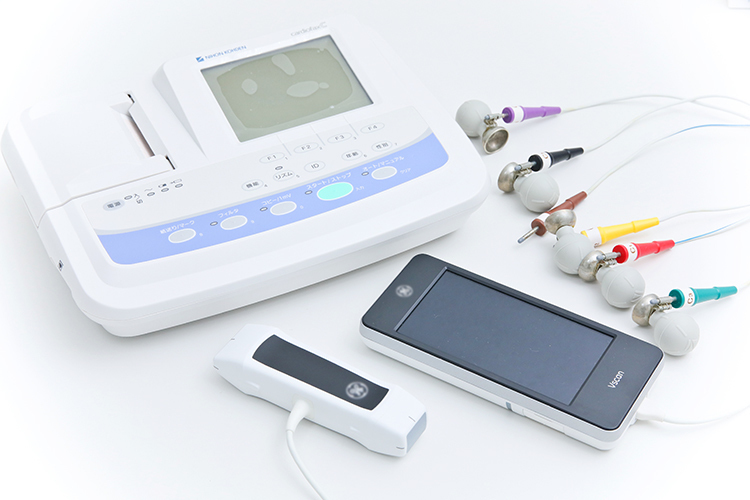 みやぎクリニック さいたま市岩槻区 エコー、心電図など、訪問診療に必要な機器を備えている