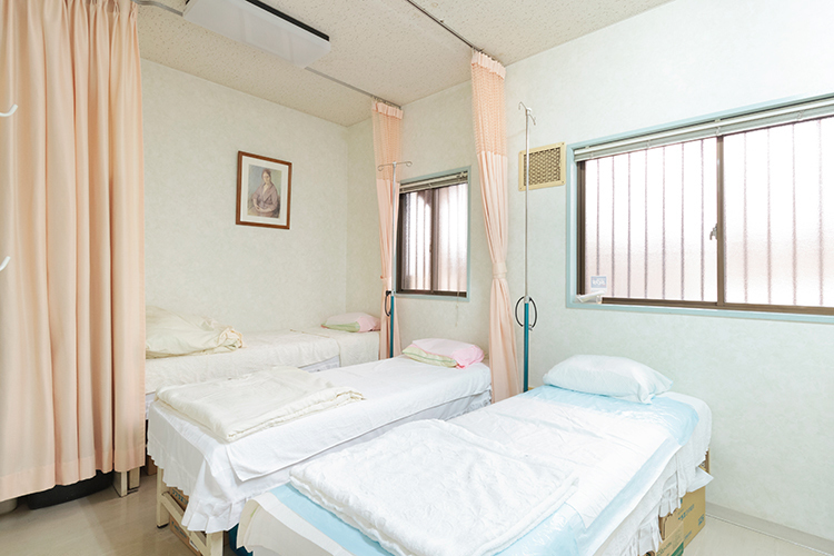 菱谷医院 豊中市 処置室では、各種検査も行っている