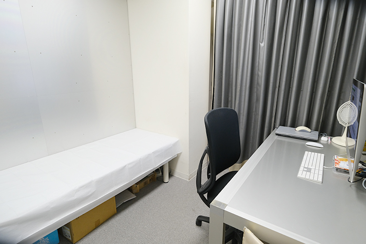 水道橋メディカルクリニック 千代田区 落ち着いた印象の、グレーを基調とした診療室