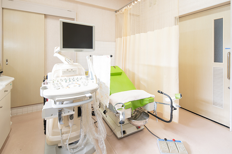 木島医院 高座郡寒川町 内診台には、エコー検査機器を設置