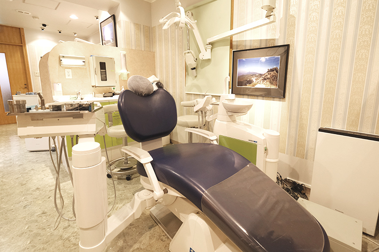 豊田歯科医院 大阪市天王寺区 奥の個室の処置室では、ストレスなく治療を受けられるよう配慮
