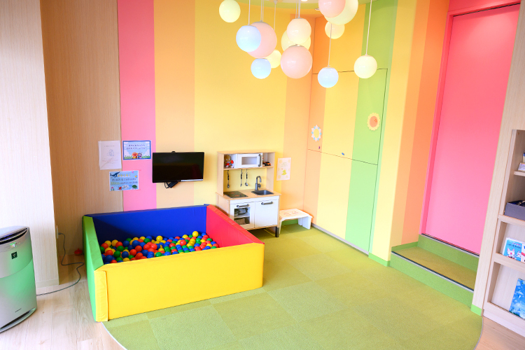 みょうでんキッズデンタル みょうでんfamily歯科＆矯正・小児歯科 市川クリニック 市川市 カラフルで可愛らしいキッズスペースも完備