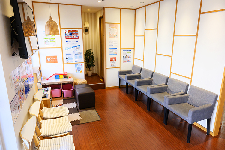 みょうでんfamily歯科 市川市 落ち着いた雰囲気の待合スペース。キッズスペースも完備