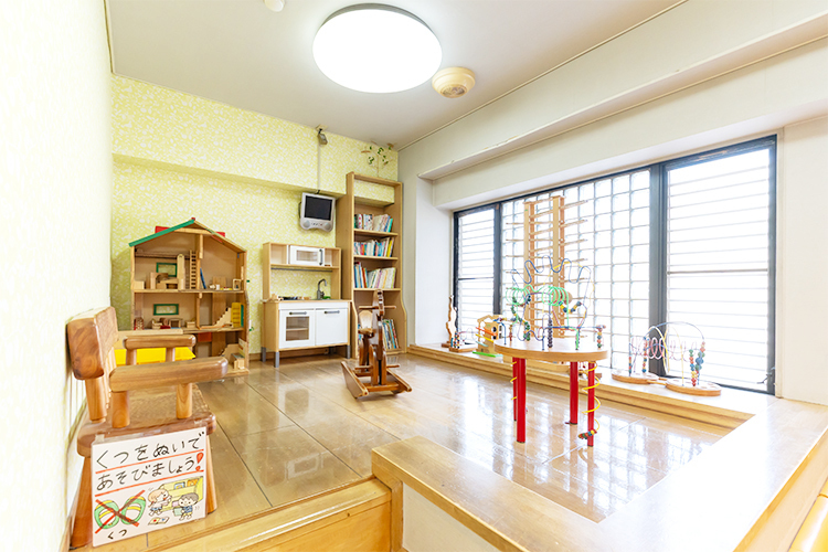松川クリニック 名古屋市天白区 木のぬくもりあふれるキッズスペース。玄関外にも遊具を設置する